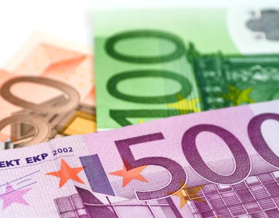 EUR/USD expected to grind higher despite turbulent times