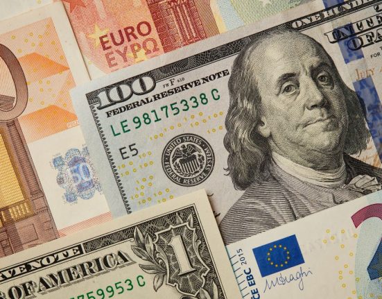 EUR/USD stabilizes as Fed's hawkish comments boost dollar