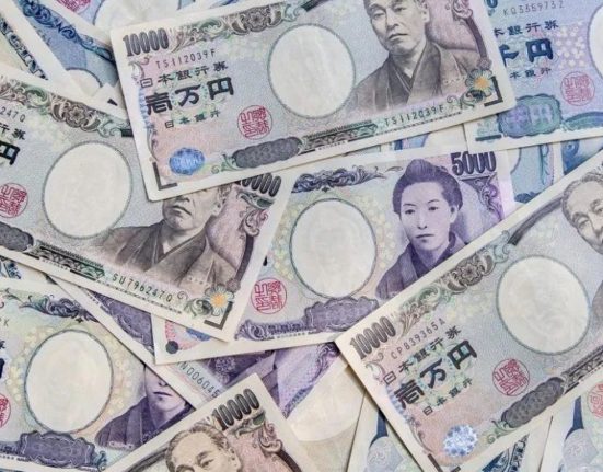 Japanese Yen Leads Gains in Asian Currencies as Traders Pivot into Risk-Driven Assets