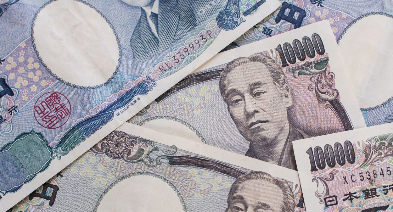 USD/JPY Fluctuates in Negative Territory, 50-DMA at Risk