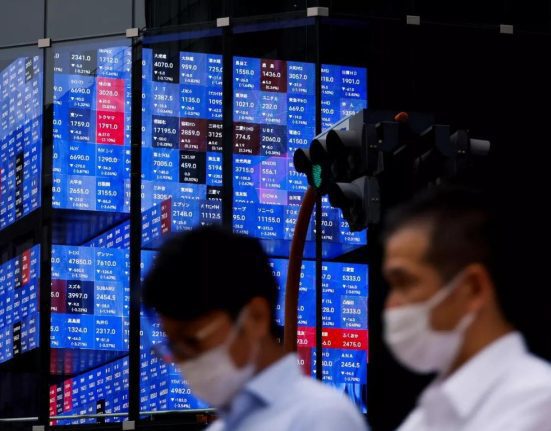 Nikkei 225 falls 1.42% to 1-month low