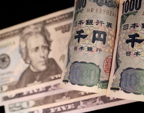 USD/JPY Pair Gains Traction, Trading Near Daily Top