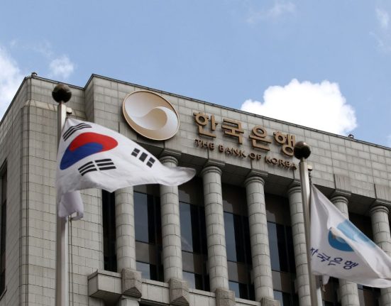 South Korea's Central Bank Cautions Against Premature Monetary Policy Shift Amid Currency Pressure Risks